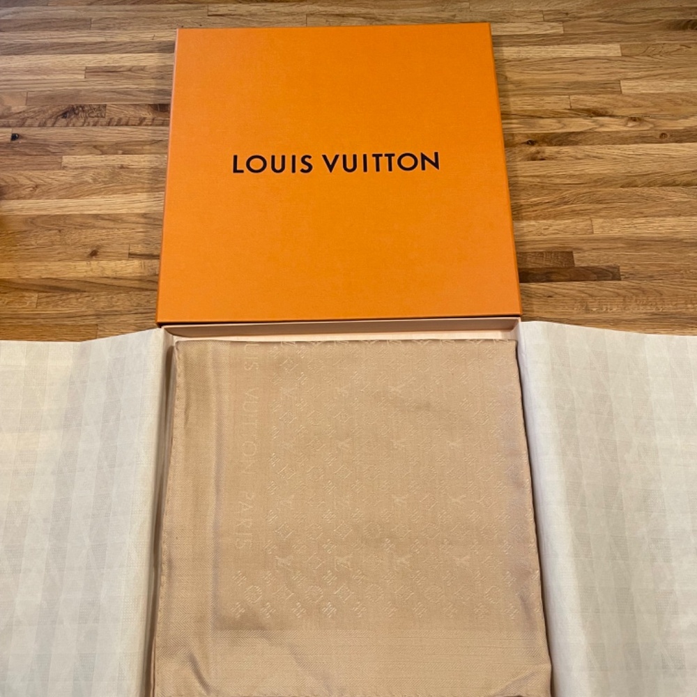 Louis Vuitton Evermore Shawl - Latte - Picture 2 of 3